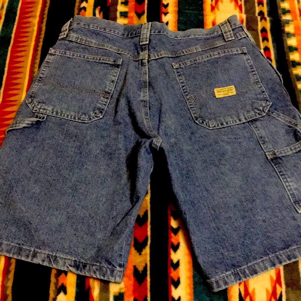 Mens 33” new no tags wrangler carpenter shorts